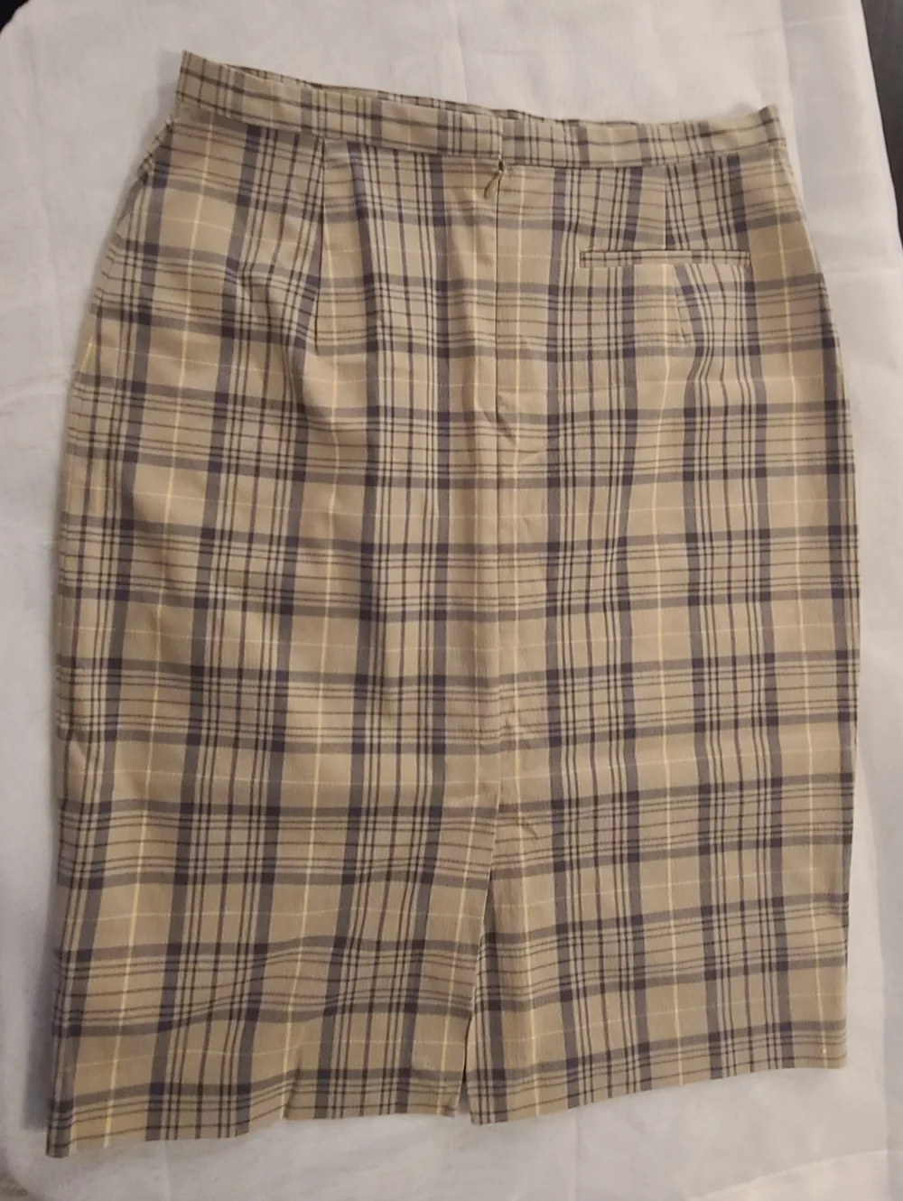 #89 - The Limited Stretch Plaid Pencil Skirt in Beige, Size 8 - Picture 3 of 5